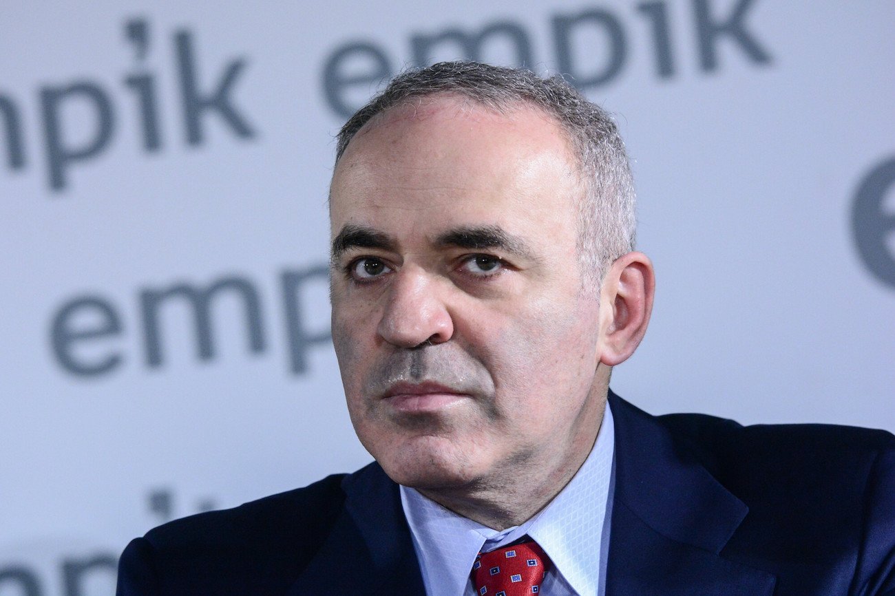 Garri Kasparow, mistrz szachowy, rosyjski dysydent znany z krytyki Władimira Putina. W 2016 roku promował swoją książkę "Nadchodzi zima" w Warszawie. Garri Kasparow, mistrz szachowy, rosyjski dysydent znany z krytyki Władimira Putina. W 2016 roku promował swoją książkę "Nadchodzi zima" w Warszawie.