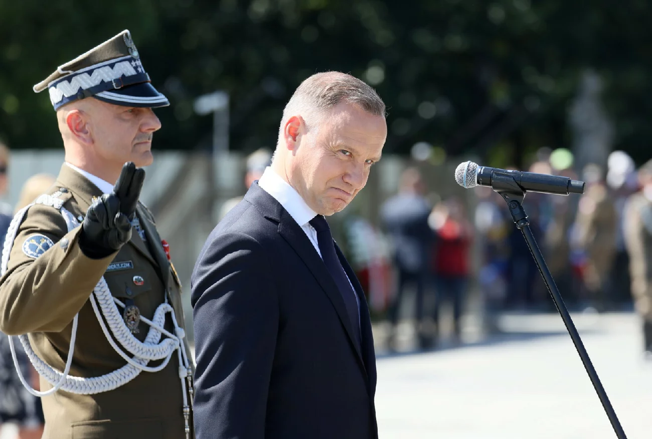 Duda i Błaszczak zmienili defiladę w wiec PiS. Dziękowano za "przywództwo premiera Kaczyńskiego".