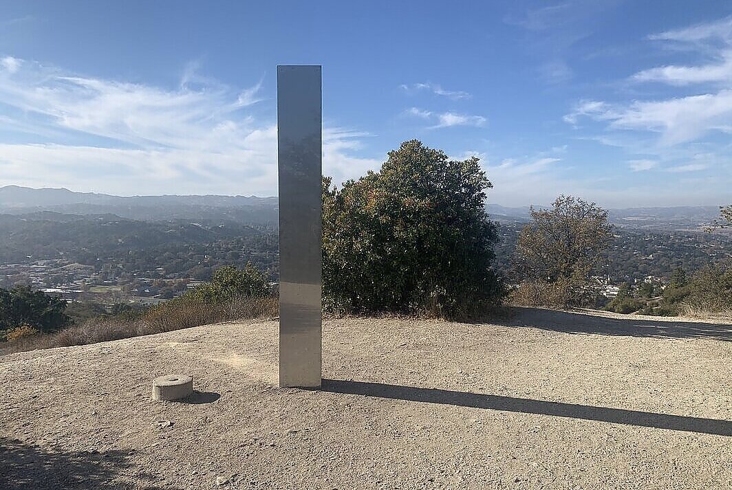 Monolit w Kalifornii. Trzeci obelisk pojawił się w Atascadero [FOTO, VIDEO]