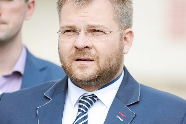 Były bydgoski radny PiS Rafał Piasecki może wkrótce usłyszeć prokuratorskie zarzuty za stosowanie przemocy domowej.