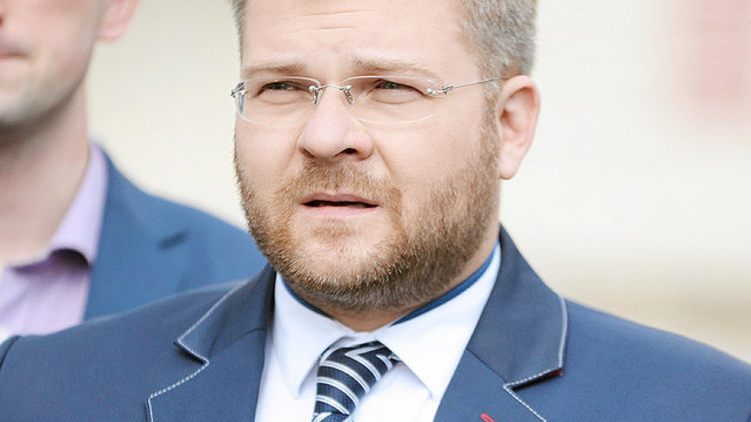 Były bydgoski radny PiS Rafał Piasecki może wkrótce usłyszeć prokuratorskie zarzuty za stosowanie przemocy domowej.