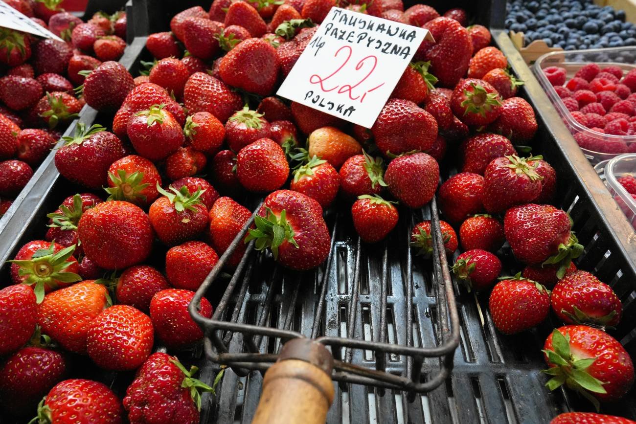 Polacy jedzą truskawki, którymi mogą się choćby zatruć. Udajemy, iż nie widzimy