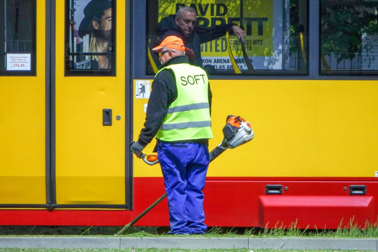 Kosimy rzadziej, ale zrezygnować z tego w ogóle nie możemy - tłumaczą warszawscy ogrodnicy