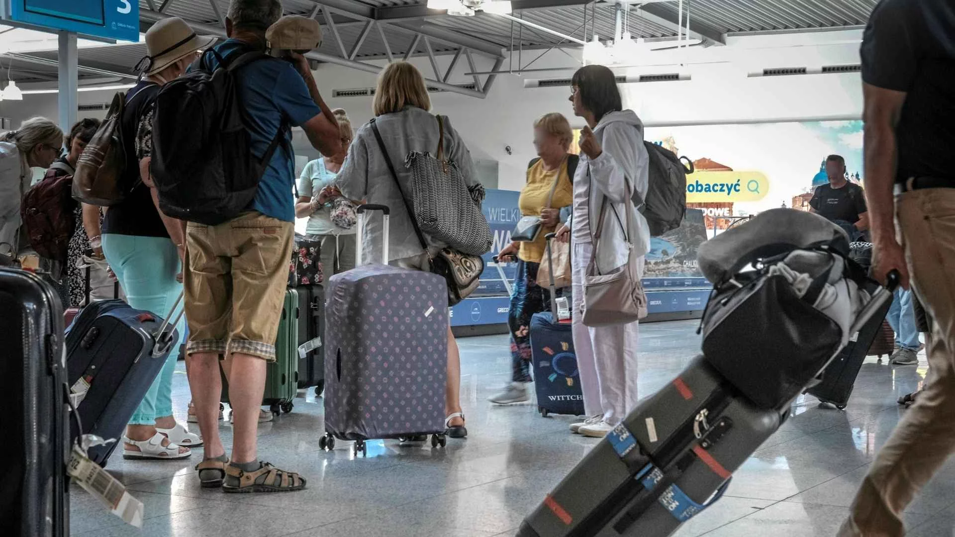 A miały być wymarzone wakacje. Polacy na 10 godzin utknęli w samolocie, a potem...