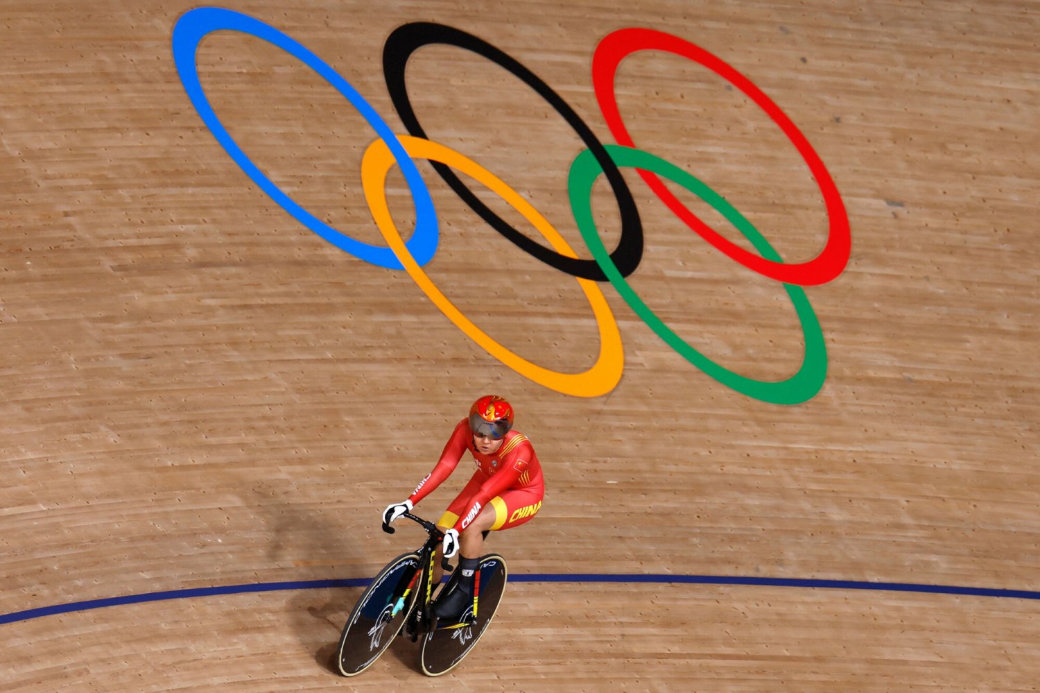 Zhong Tianshi wpadła jako pierwsza na metę w sprincie kobiet i zapewniła złoty medal chińskiej drużnie