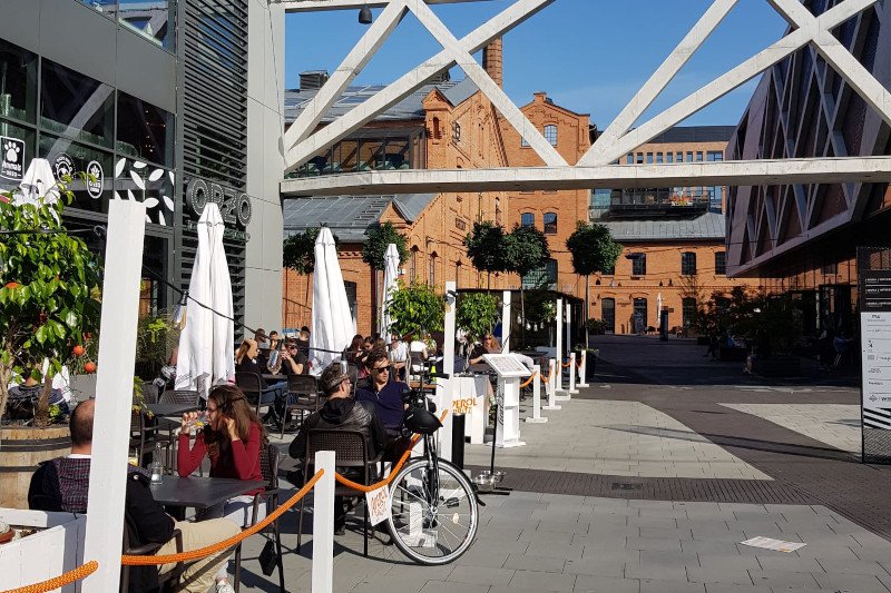 Plac Konesera to jedno z najbardziej klimatycznych miejsc w Warszawie – od 15 maja możemy usiąść w ogródku jednej z restauracji, które się tutaj znajdują