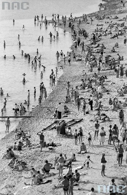 1958 r. Ludzie wypoczywający nad brzegiem Wisły. Widok z mostu.