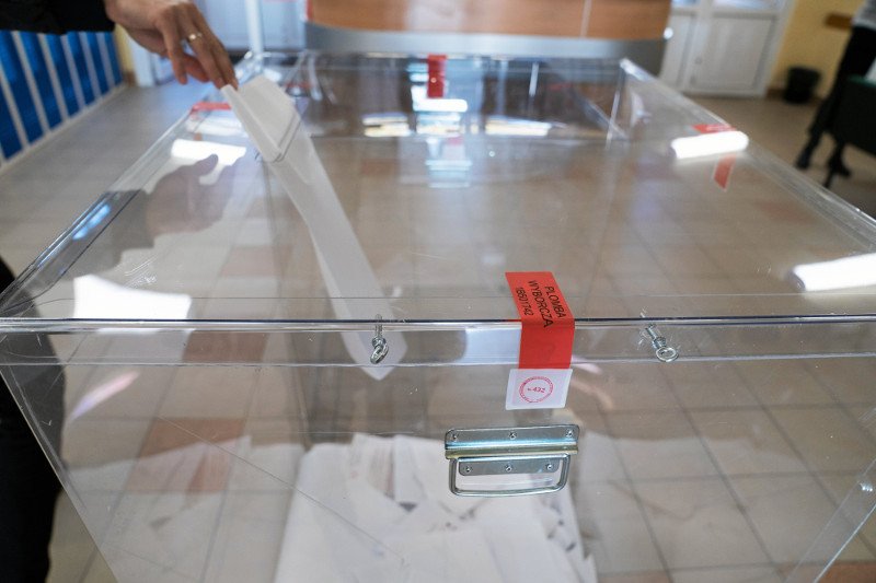 W komisji wyborczej na Ochocie w Warszawie nie zaplombowano urny do głosowania.