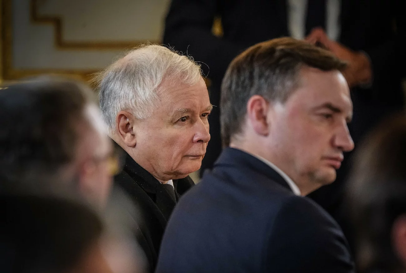 Część posłów PiS ma rozważać wyjście w partii. Wrze w obozie Kaczyńskiego