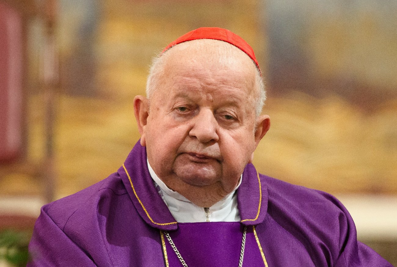 Licytacje WOŚP. Kardynał Stanisław Dziwisz z muchomorem na głowie