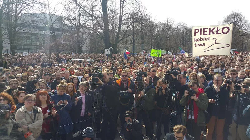 Tłum protestujących pod Sejmem.