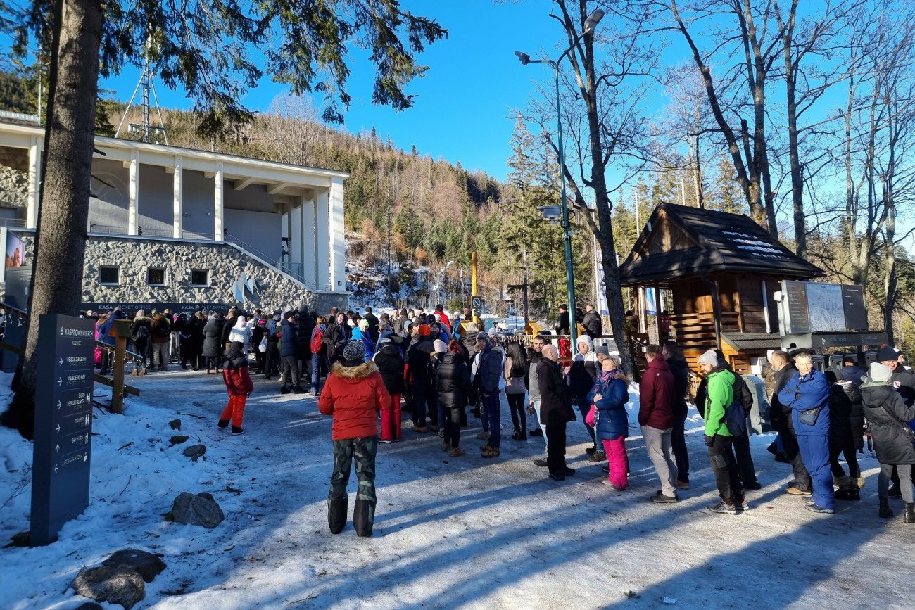 Turyści czekają w kolejce na Kasprowy Wierch