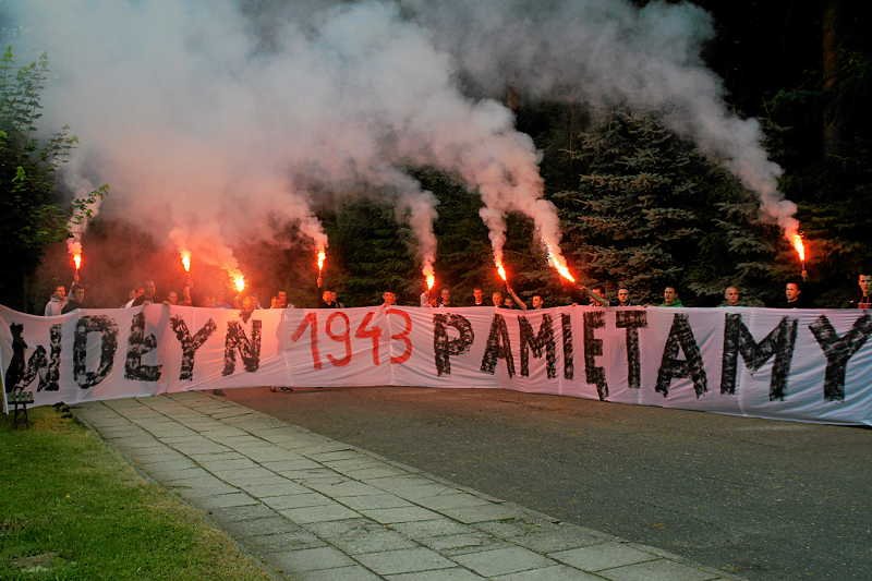 Bronisław Komorowski złoży dziś "niepożądaną" wizytę na Ukrainie. Nacjonaliści zapowiadają protesty.