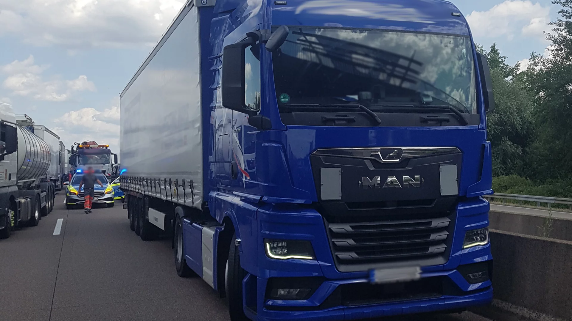 Ustawili się w korytarzu życia, a policja i tak zabrała im prawo jazdy. Przepisy są bezwględne