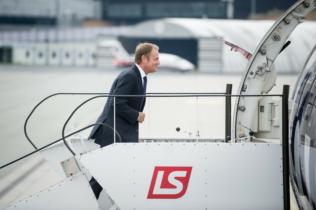 Donald Tusk wsiadający na pokład samolotu (2014). Donald Tusk wsiadający na pokład samolotu (2014).