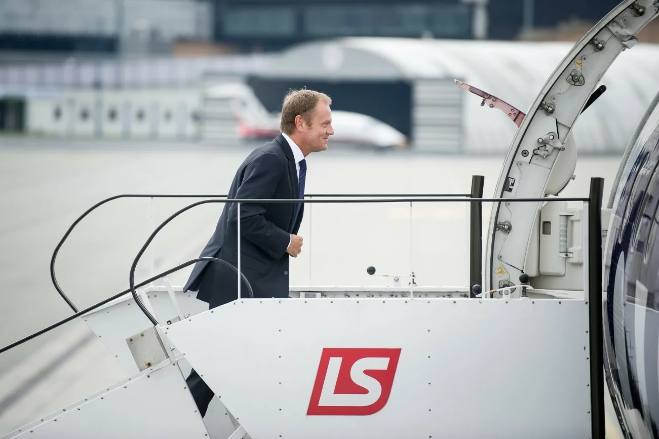 Donald Tusk wsiadający na pokład samolotu (2014). Donald Tusk wsiadający na pokład samolotu (2014).