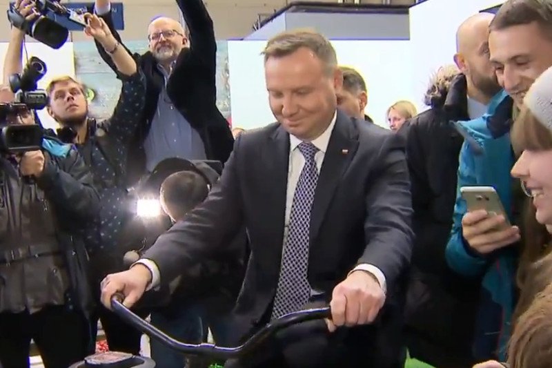 Prezydent musiał pedałować na rowerze, żeby wykręcić sok z owoców.