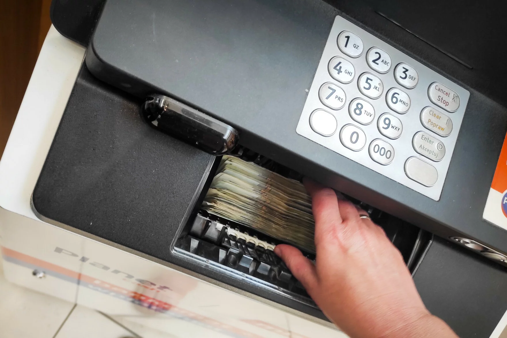 Jackpotting. Tak złodzieje potrafią ukraść wszystkie pieniądze z bankomatu Jackpotting to nowe oszustwo bankomatowe. Tak złodzieje są w stanie ukraść wszystkie pieniądze