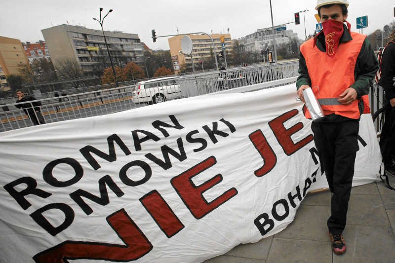 To nie pierwszy spór o pomnik Romana Dmowskiego w polskich miastach. Na zdjęciu protest w Warszawie.