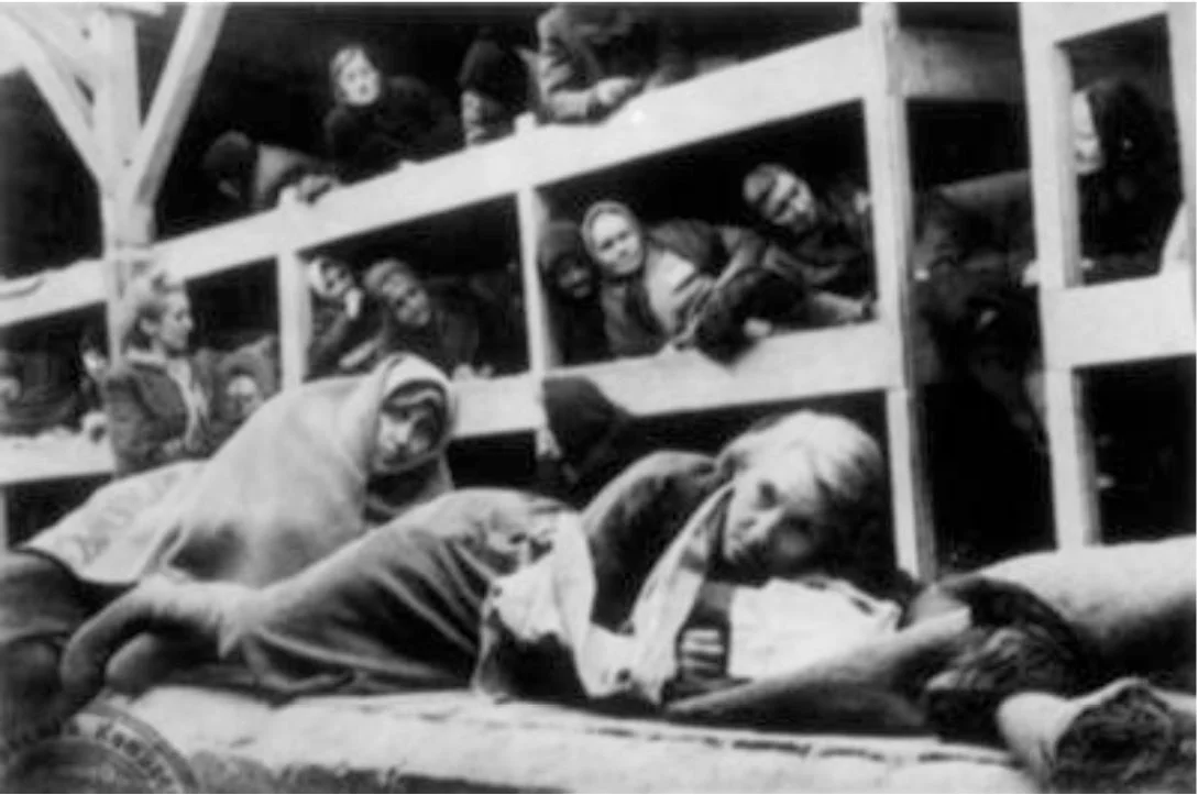KL Auschwitz-Birkenau – więźniarki wewnątrz baraku; 1945 r.