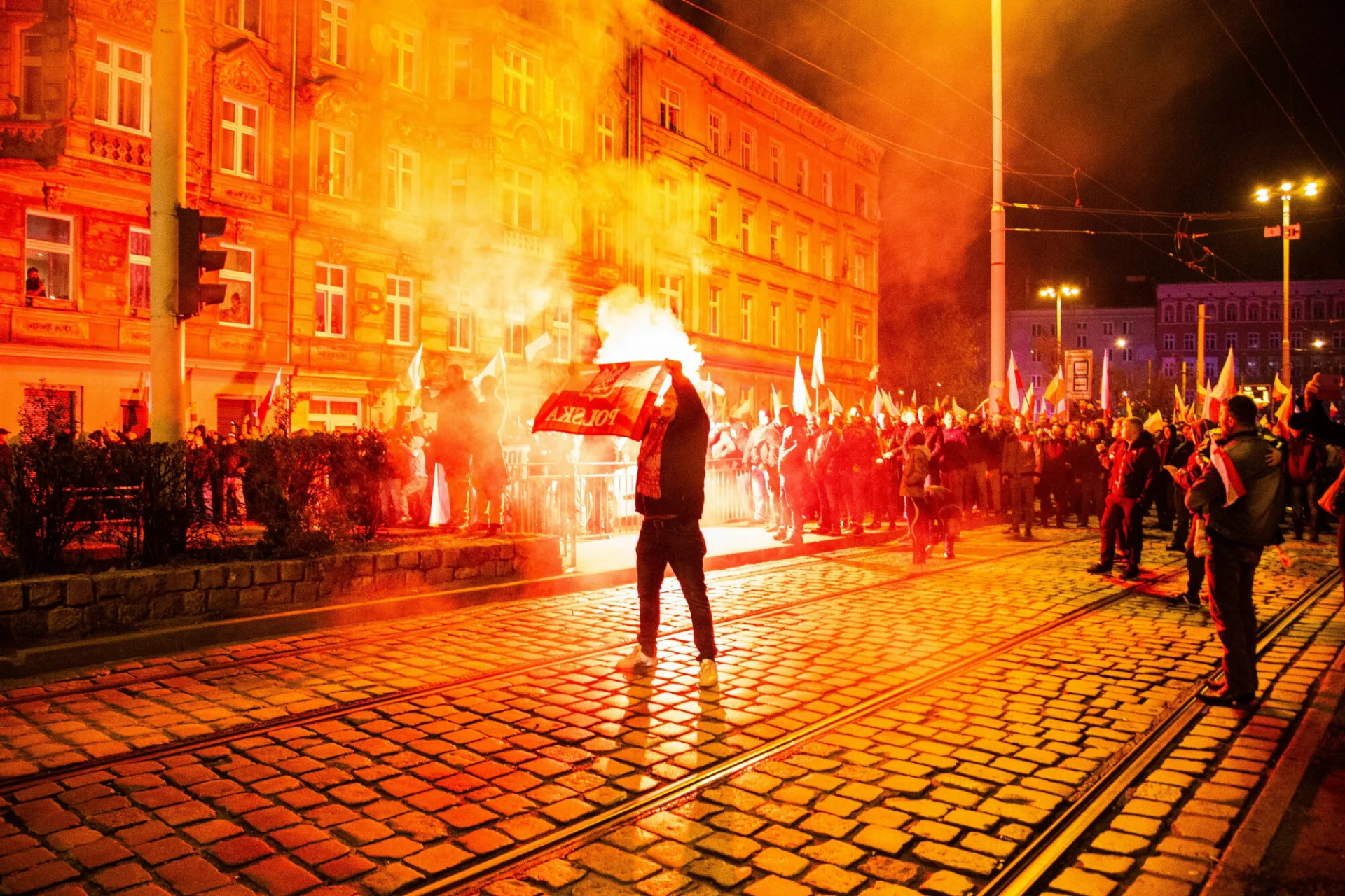 Policja w Warszawie ściąga posiłki m.in. ze względu na zapowiedzi Bąkiewicza o tym, że narodowcy przejdą tą samą trasą co zarejestrowany marsz "Niepodległa dla Wszystkich".