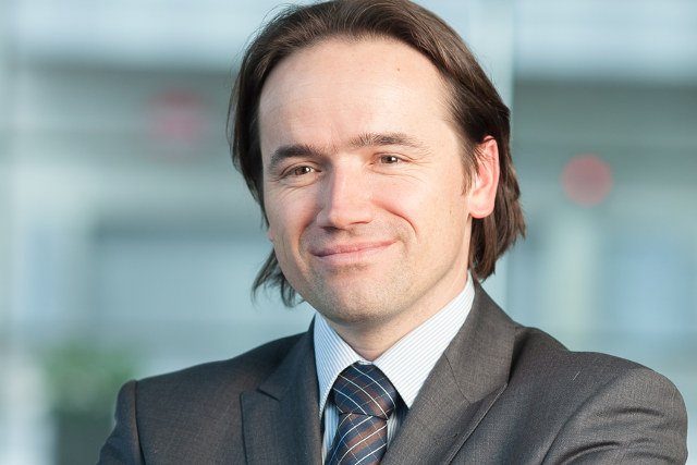 Marek Ubysz, Dyrektor  Wydziału Produktów Oszczędnościowych w Banku Millennium.