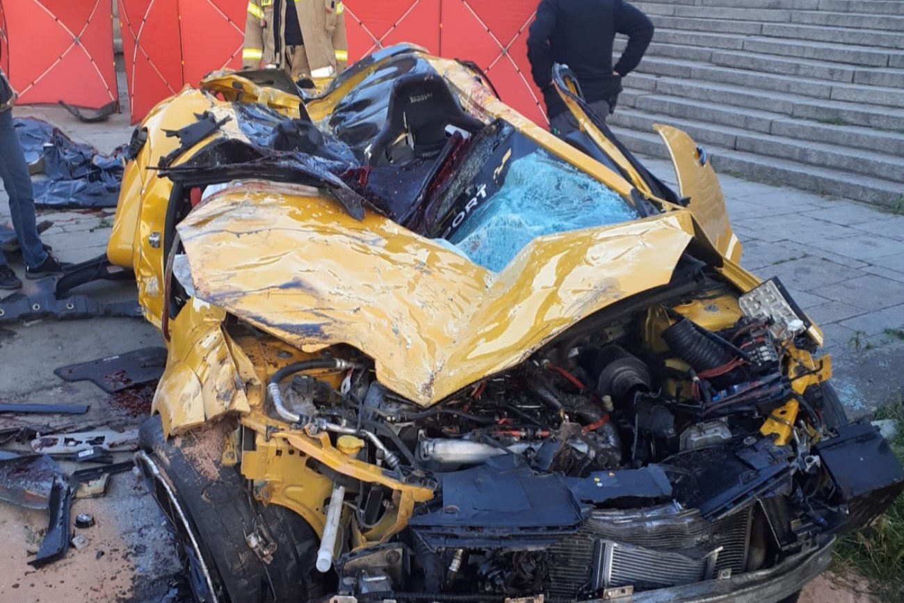 Zmiażdżone Renault Megane, które z nieprzepisową, wielokrotnie przekroczoną prędkością prowadził Patryk P.