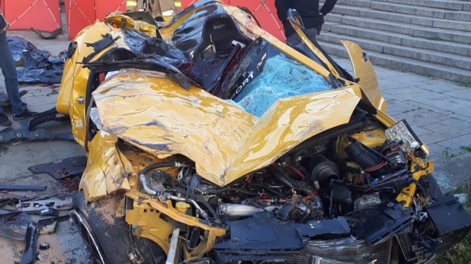 Zmiażdżone Renault Megane, które z nieprzepisową, wielokrotnie przekroczoną prędkością prowadził Patryk P.