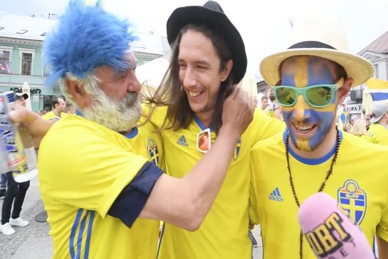 Bezdomny pogodził dwie zwaśnione strony. W nagrodę dostał koszulkę, buty i bilet na mecz.