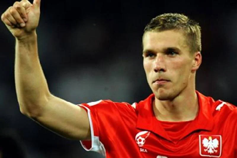 Łukasz Podolski. - wyjątkowo w biało-czerwonej koszulce