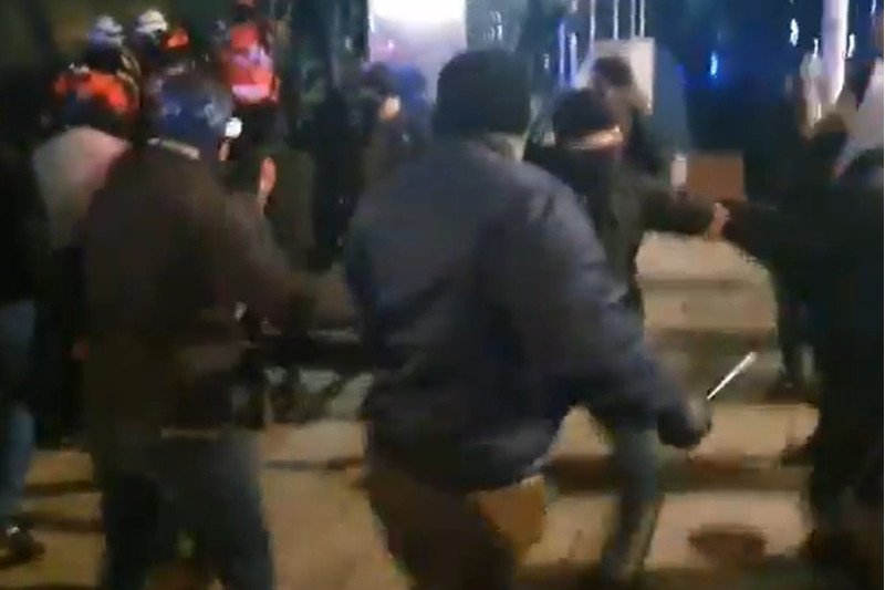 Nieumundurowani policjanci wyciągali z tłumu protestujących, użyli pałek teleskopowych.