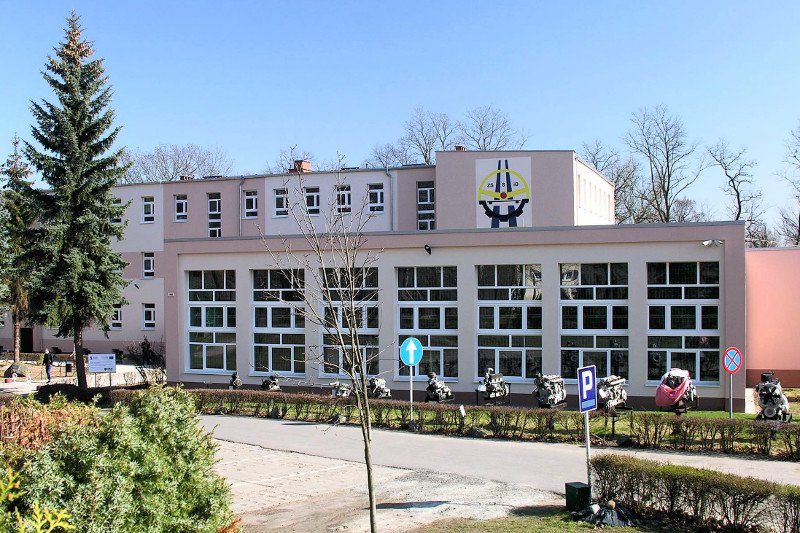 W głogowskiej samochodówce nauczyciel spoliczkował ucznia. Jego koledzy i absolwenci stają w obronie nauczyciela.