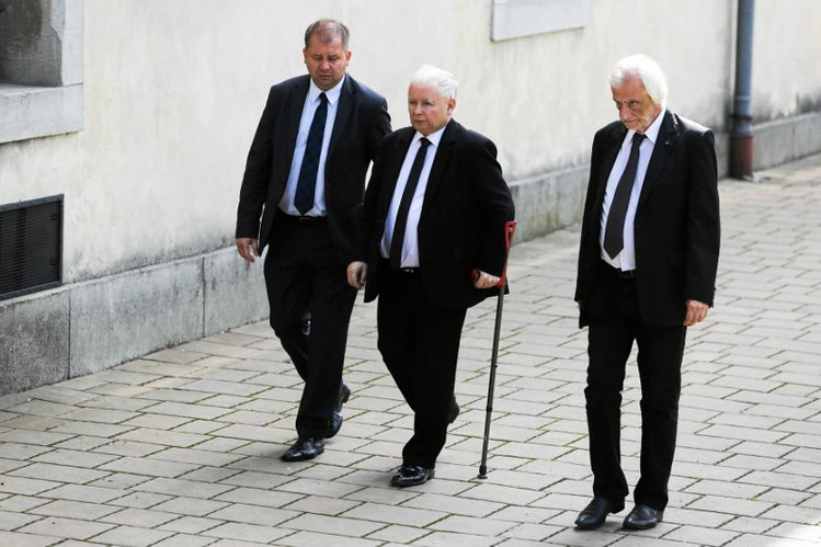 Jarosław Kaczyński miał znów trafić do szpitala, gdzie ma przejść operację wszczepienia endoprotezy kolana.