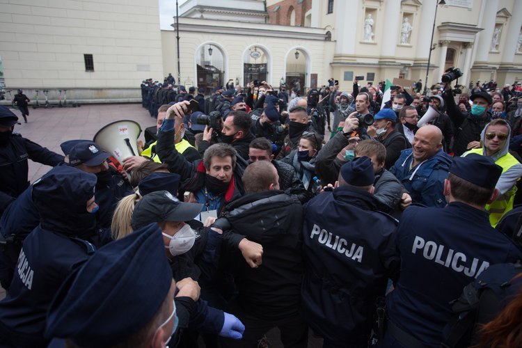 Policja tłumi protest przedsiębiorców w Warszawie.