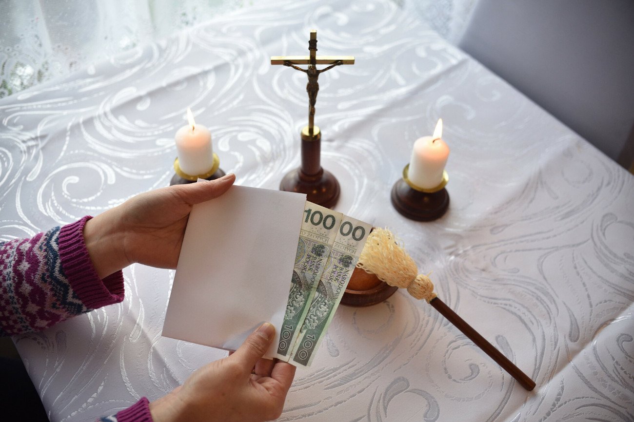 Sondaż dla naTemat.pl. Czy Polacy przyjmą księdza po kolędzie? Jaką kwotę planują mu przekazać?