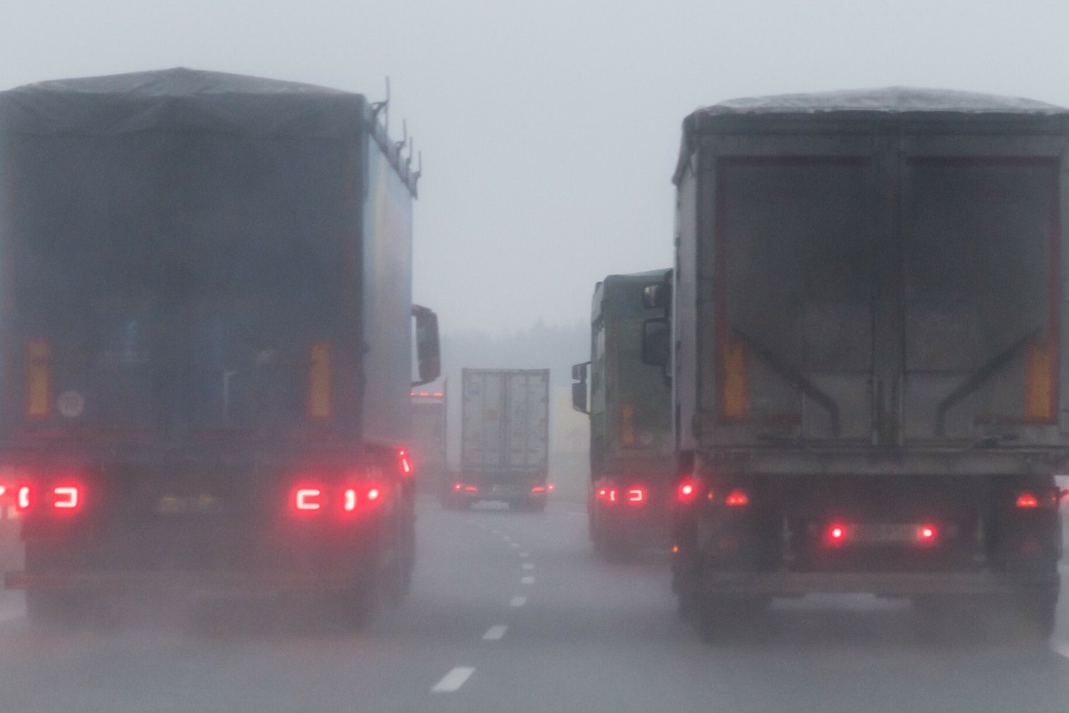 Tiry na autostradzie, zdjęcie ilustracyjne