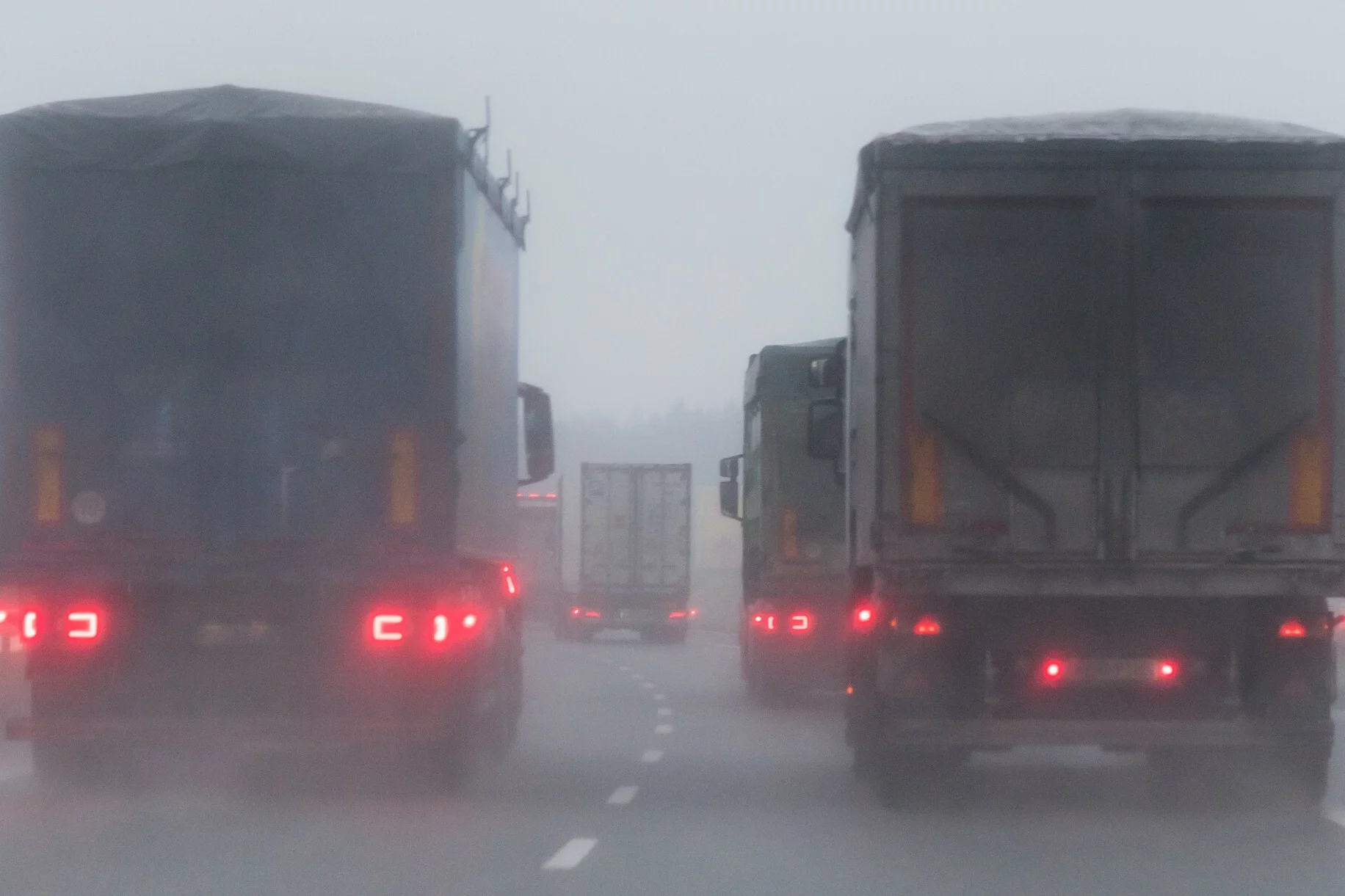 Tiry na autostradzie, zdjęcie ilustracyjne