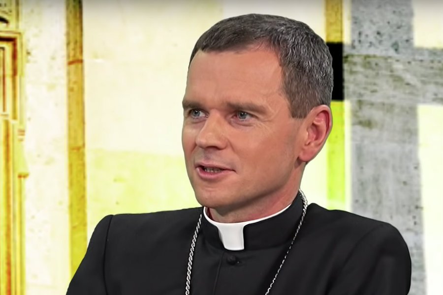 Ksiądz Mirosław Milewski to kolejny hierarcha po Marku Jędraszewskim, który "wsławił" się homofobicznymi wypowiedziami.
