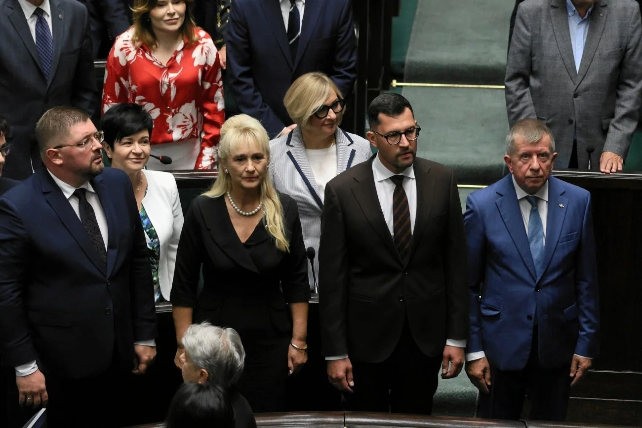 Czworo posłów zaprzysiężonych. Czworo posłów zaprzysiężonych.