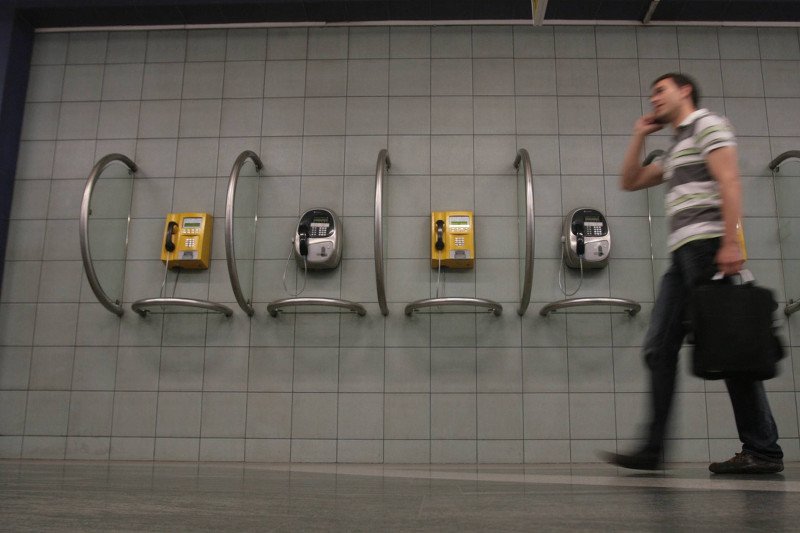 W przyszłym roku mają być zlikwidowane wszystkie budki telefoniczne w całym kraju. To zdjęcie zrobiono w 2009 roku na stacji Metra Świętokrzyska w Warszawie