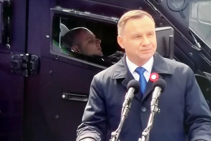 Prezydent Andrzej Duda odniósł się do zachowania żołnierza, który spał za jego placami podczas defilady z okazji 3 maja.