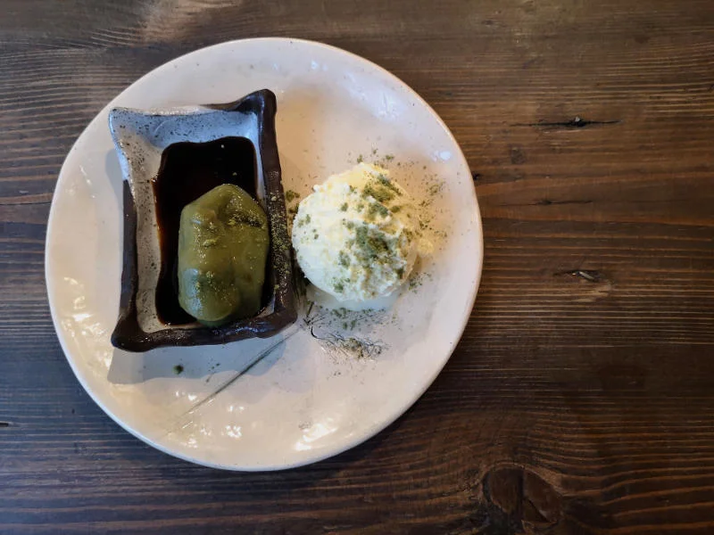 Mochi - ciasteczko z matchą, czarnym cukrem i lodami waniliowymi