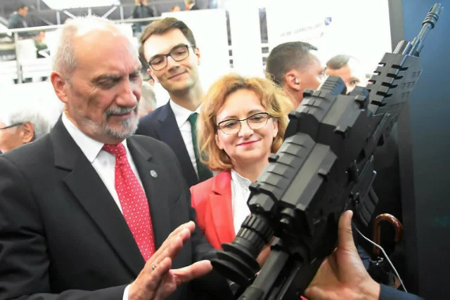 Antoni Macierewicz podczas Międzynarodowego Salonu Przemysłu Obronnego w Kielcach.