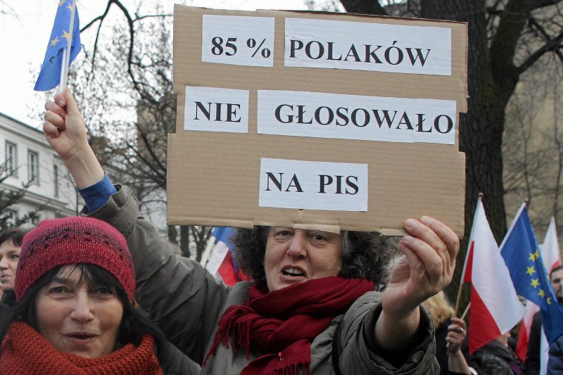 Posłów PiS trzeba zapakować w autobus i wywieźć za granicę. "Urywali się z wyjazdów służbowych na piwo"