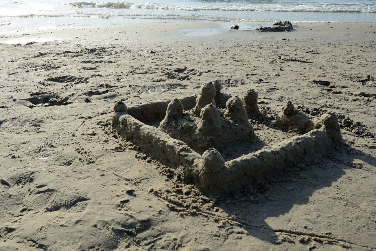 Tego lepiej nie rób na plaży w Hiszpanii. Możesz zapłacić kolosalny mandat