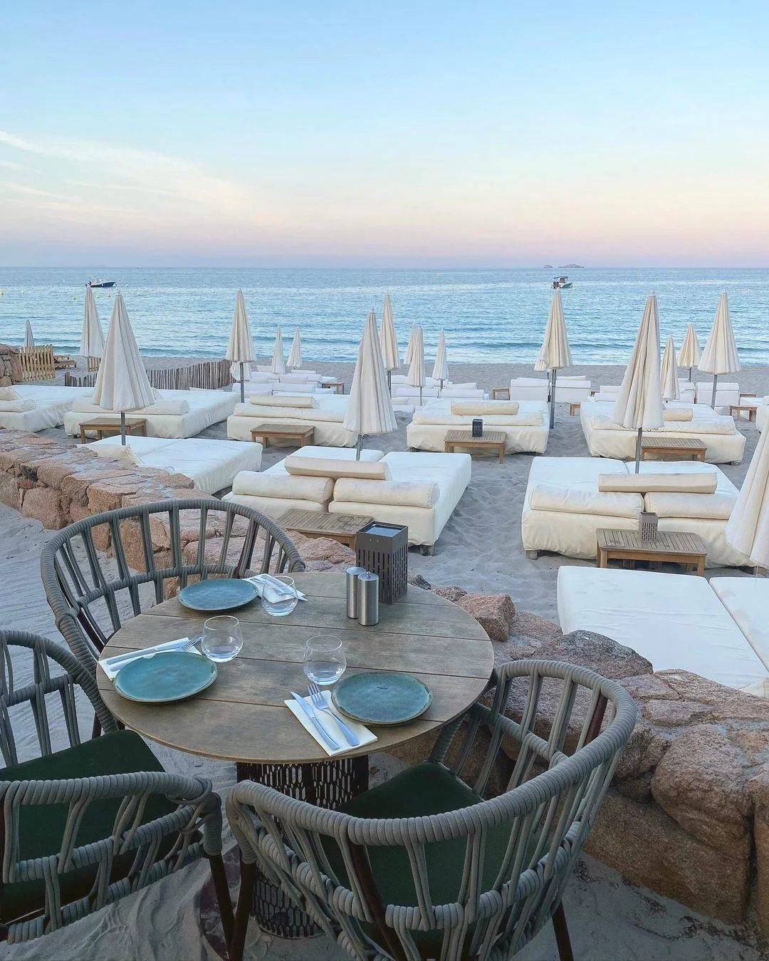 Restauracja na rajskie plaży Palombagii na Korsyce Restauracja na rajskie plaży Palombagii na Korsyce