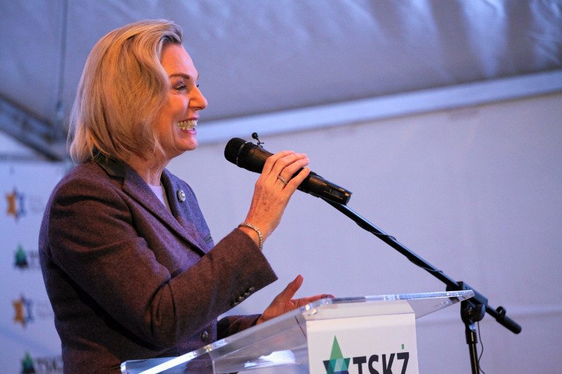 Pełnomocniczka premiera do spraw dialogu międzynarodowego pląsała do weselnego przeboju "Hej sokoły".