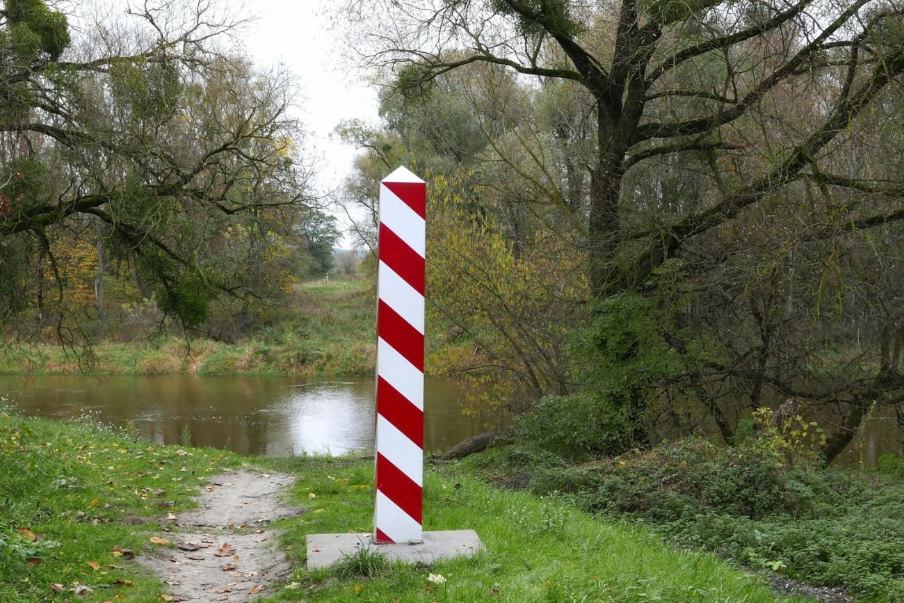 Słup graniczny przy rzece.