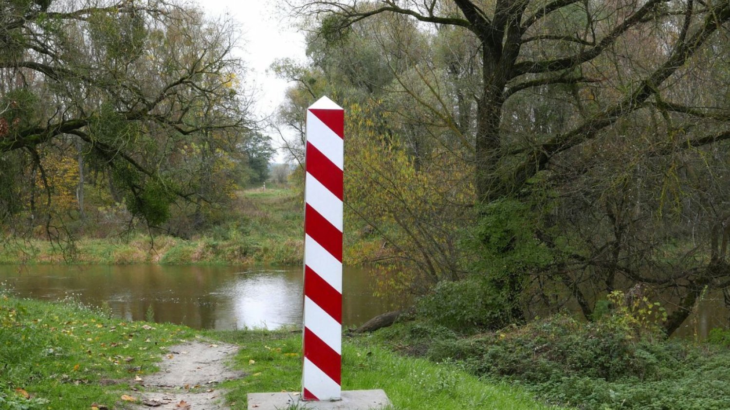 Słup graniczny przy rzece.