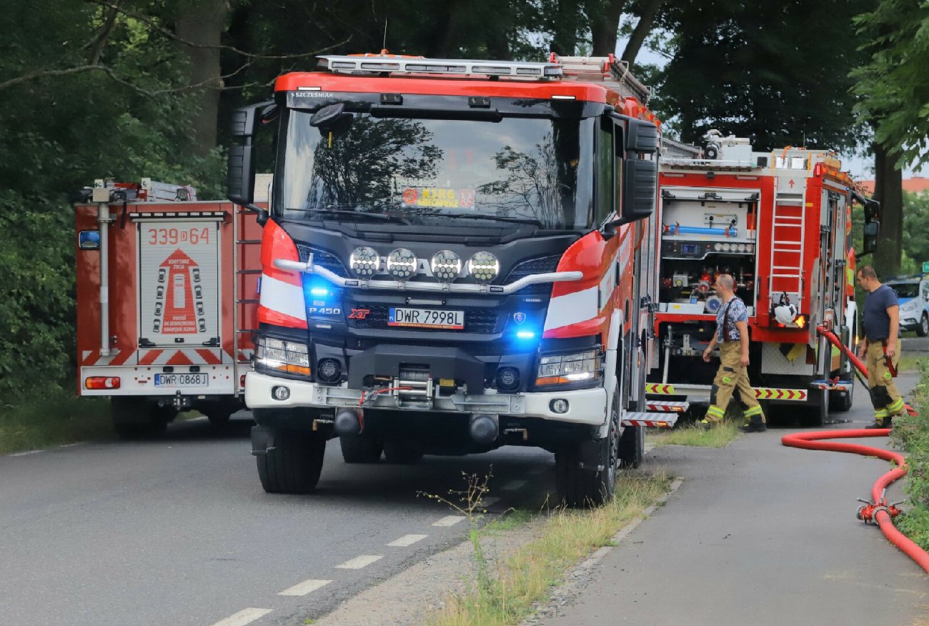 Pożar w Luboniu. Nagrano, jak płonie ogromna hala magazynowa.